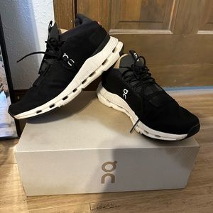 On Cloud Nova blk/wht, Size 8.5(M)/10(W)